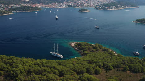 Vista-Aérea-De-Las-Islas-Paklinski,-Famosa-Atracción-Para-Que-Los-Turistas-Naden-Y-Practiquen-Snorkel-En-Verano-En-Croacia