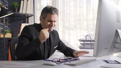 Frustrated-businessman-reading-bad-news-from-computer,-financial-situation-getting-worse.