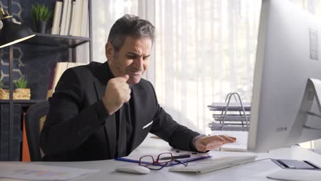hombre de negocios frustrado leyendo malas noticias de la computadora, la situación financiera empeorando.