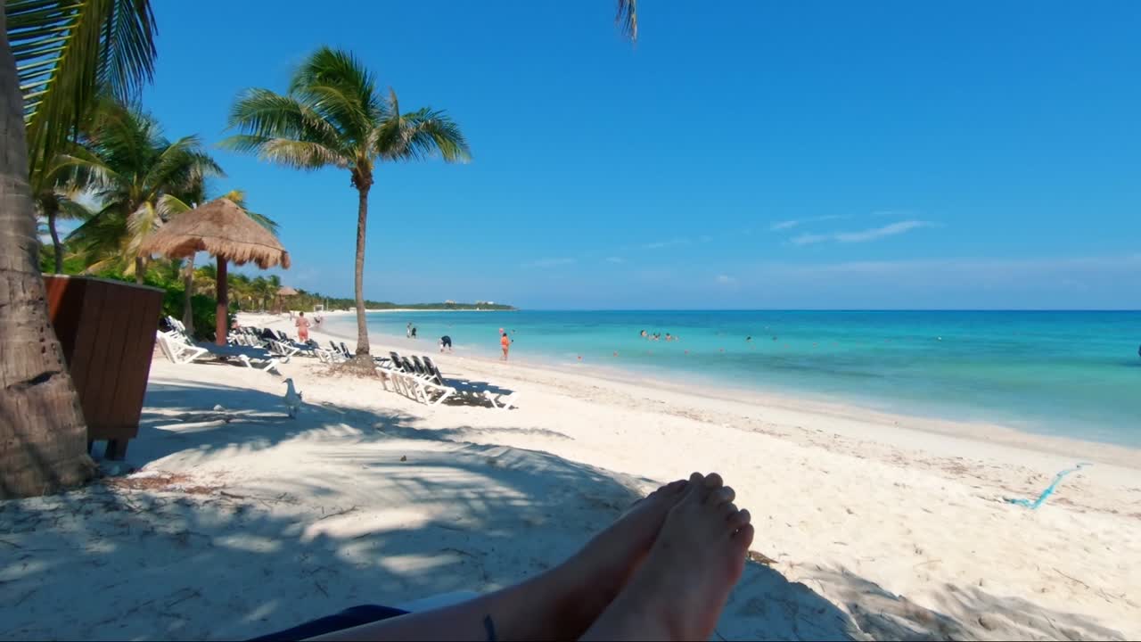 magnífica toma inclinada hacia arriba de una playa turística tropical con palmeras y arena blanca en la hermosa playa del carmen en riviera maya, méxico cerca de cancún en un día de verano de vacaciones