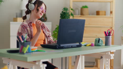 joven estudiante preparándose para una lección en línea en una computadora portátil