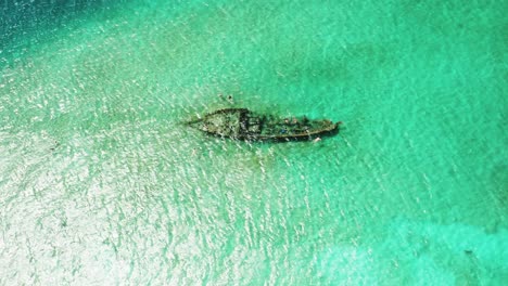 Versunkenes-Schiffswrack,-Hölzernes-Fischerboot-Unter-Türkisfarbenem-Klarem-Wasser