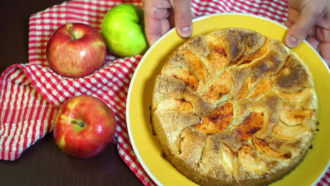 manzanas orgánicas y pastel de manzana. pastel de manzana con corteza dorada. pastel de manzana en el plato