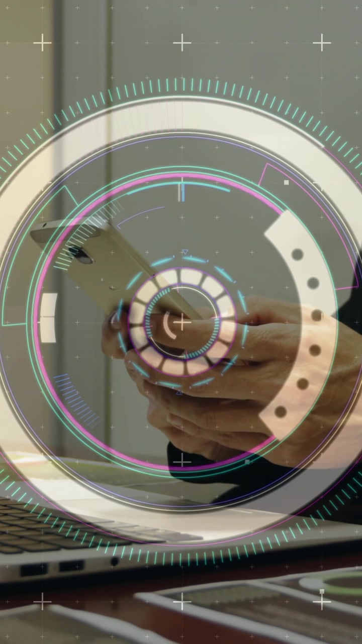 Animazione di elaborazione dati e scansione a raggio su una donna caucasica che usa lo smartphone