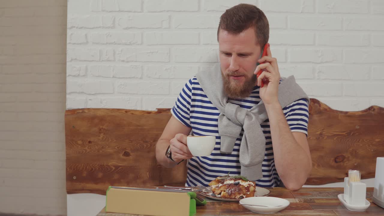 hombre hablando por teléfono en un café