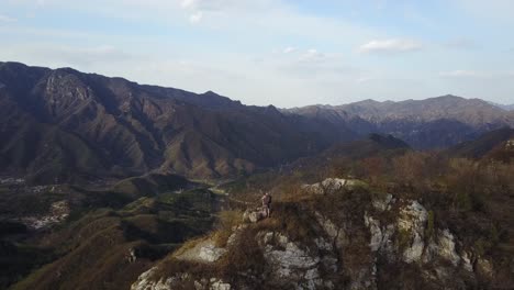 Luftumlaufbahnen-Kaukasischer-Männlicher-Tourist-Auf-Bergrücken,-Chinesische-Mauer