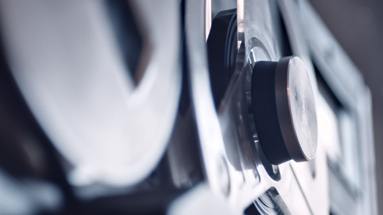 자기 데크에서 범죄 증거를 재생하는 테이프 레코더, 근접 촬영 측면 보기