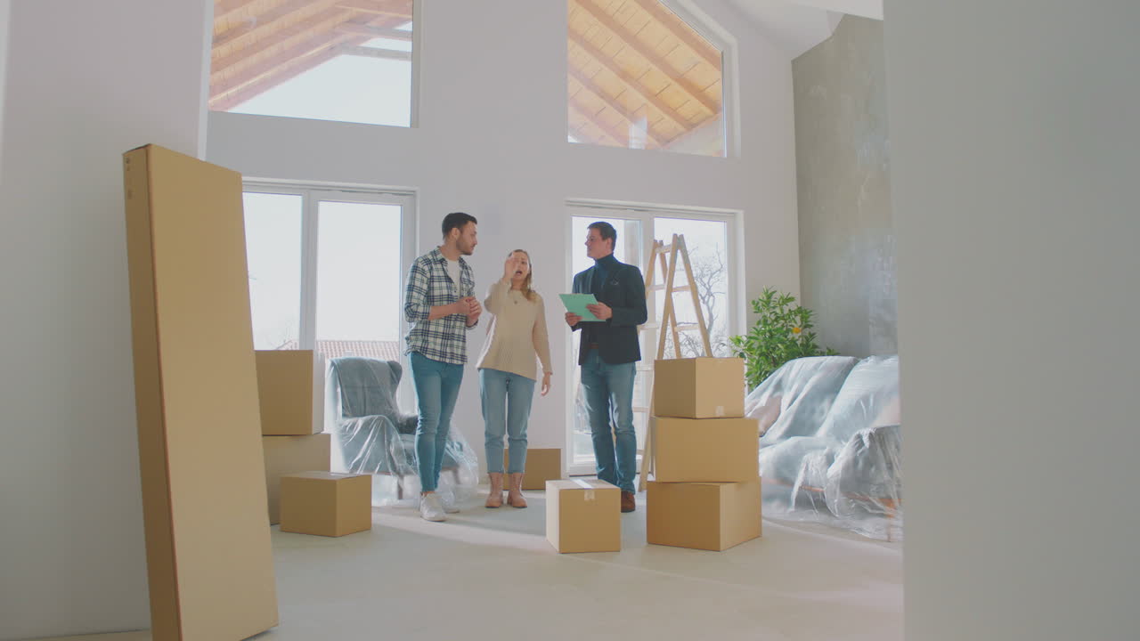 agente del estado real mostrando el apartamento