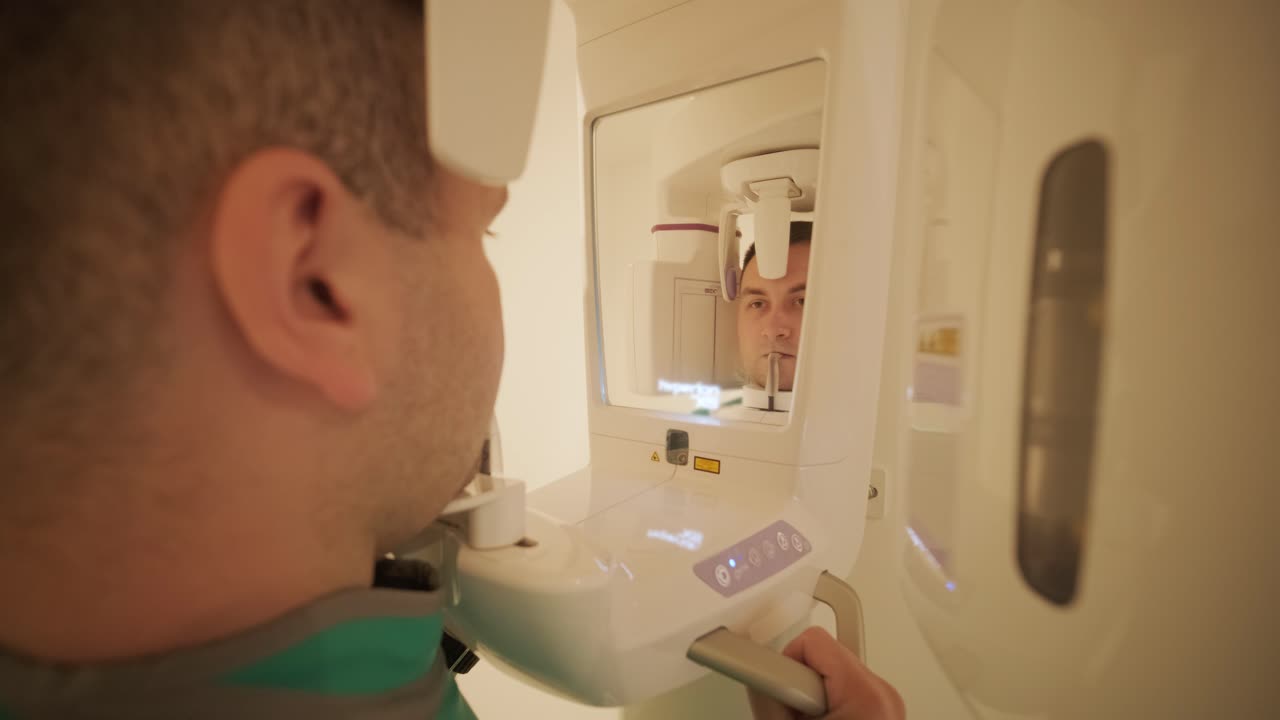 paciente sometido a una radiografía dental con un técnico