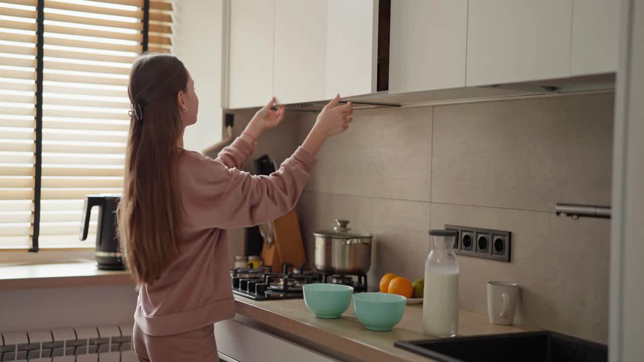 Donna in una cucina