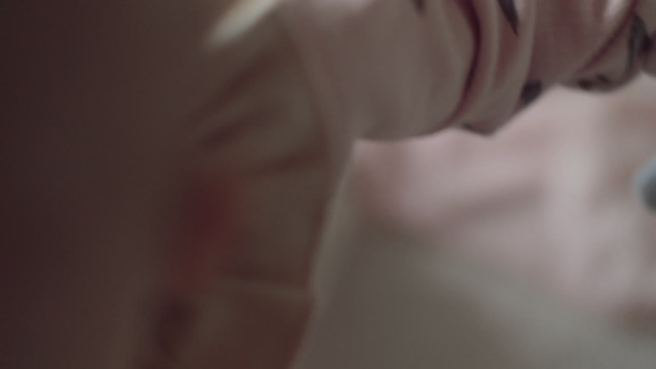 부드러운 장난감  을 가진 아기 소녀