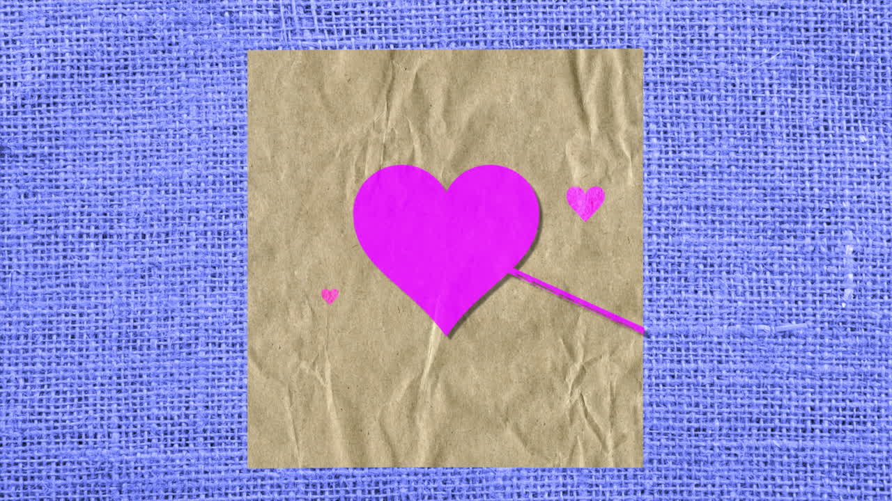 corazones rosas con flecha en papel y textil azul