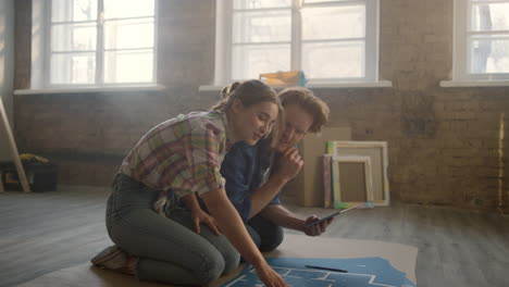 familia joven creando un proyecto de diseño en el interior. pareja usando una tableta en el interior.