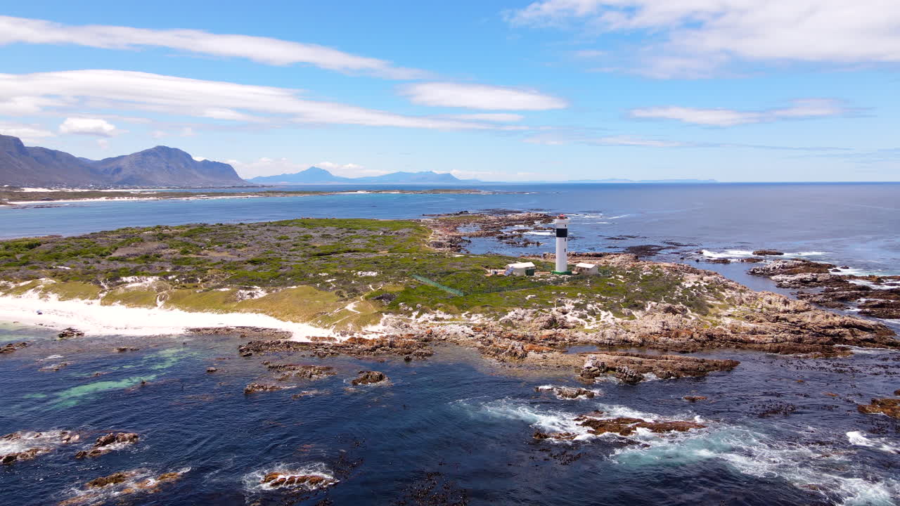 Luftfoto af Blokbaai og Cape Hangklip Fyr på en odde i Overstrand.