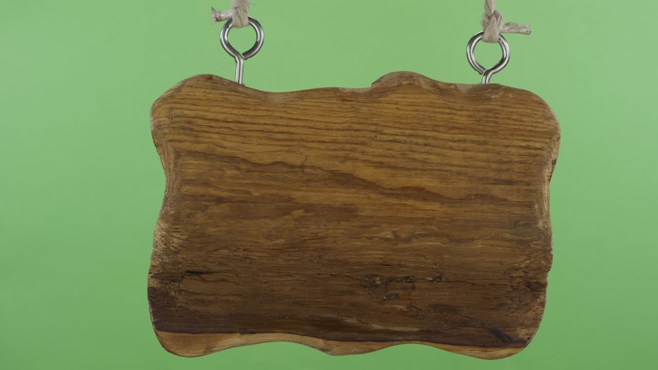 녹색 스크린에 고립 된 나무 표지판의 파노라마, 디자인을 위한 공간