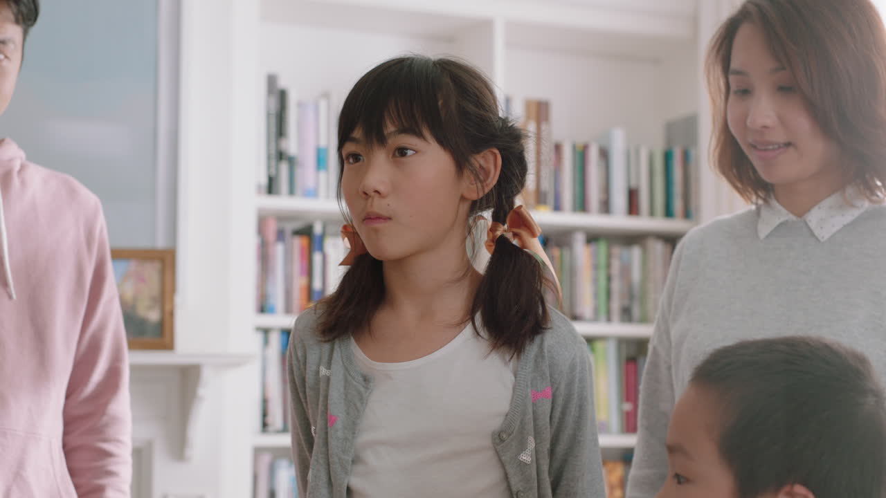 행복한 아시아 가족 재미있는 작은 소녀가 동생을 놀이하게 웃고 집에서 긍정적인 어린 시절 4k 영상을 즐기고 있습니다.