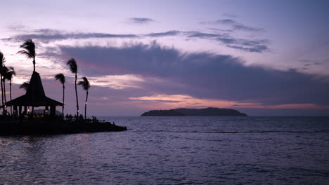 hermosa puesta de sol púrpura en la playa de tanjung aru desde shangri-la resort kota kinabalu, sabah, malasia