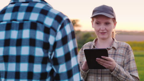 Mann-Und-Bäuerinnen-Arbeiten-Bei-Sonnenuntergang-Auf-Einem-Feld-Mit-Einem-Tablet-2