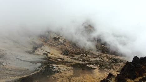 無人機飛過南美洲安第斯山脈的無活動火山