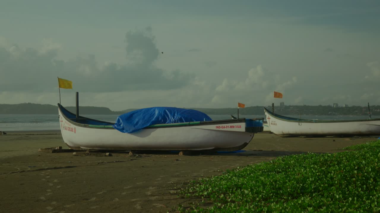una imagen pintoresca captura barcos de pesca indios tradicionales elegantemente alineados a lo largo de la playa bañada por el sol, mostrando sus colores vibrantes y diseños distintivos