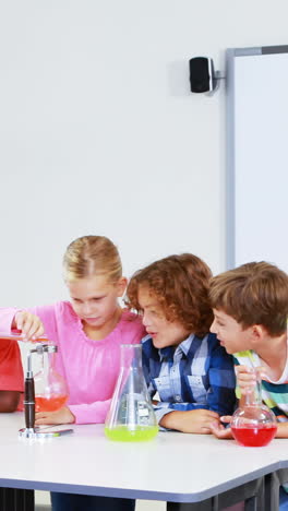 niños haciendo un experimento químico en el laboratorio