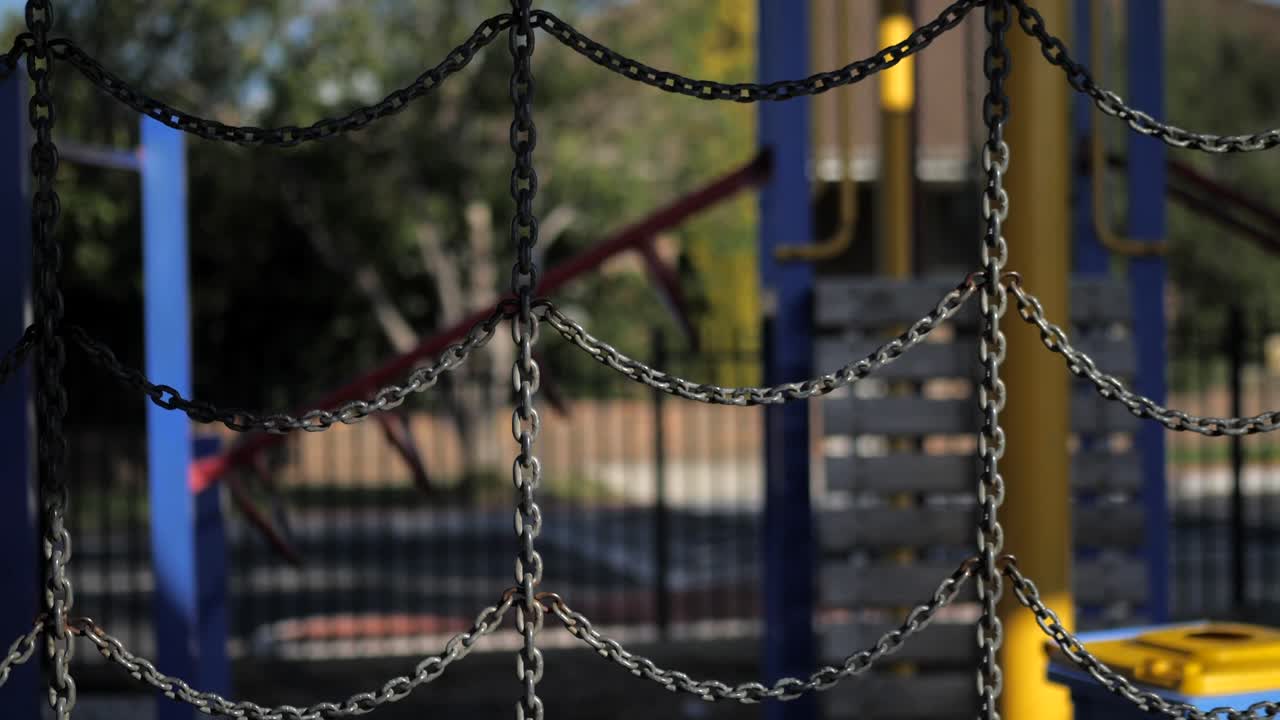 primer plano, cadenas de escalada en un parque infantil