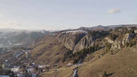 Luftaufnahme-Einer-Felsformation-Auf-Dem-Land-In-Rumänien,-Bei-Sonnenuntergang,-Im-Winter