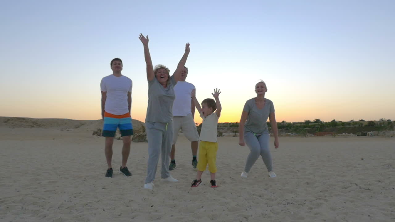 gente feliz saltando