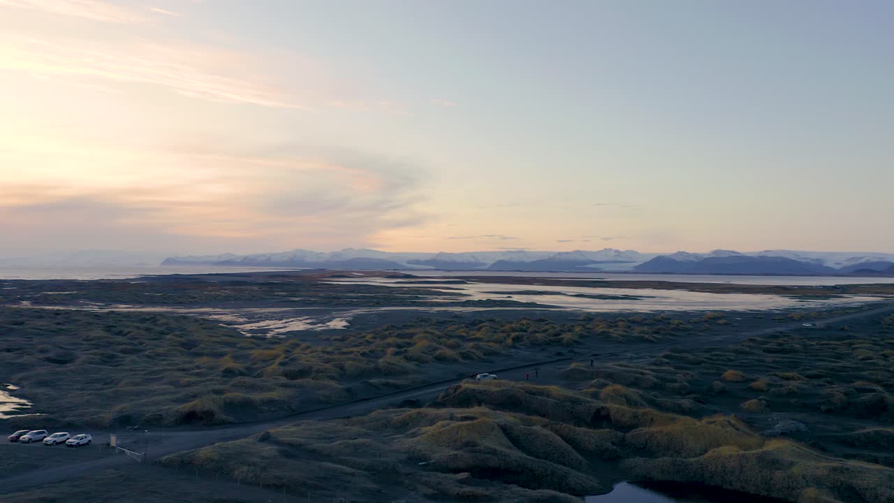 toma panorámica aérea del hermoso paisaje islandés, las montañas vestrahorn, la playa volcánica y el océano en islandia