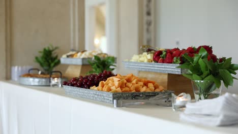 hermosa exhibición de plato de frutas decorado en la recepción de la boda