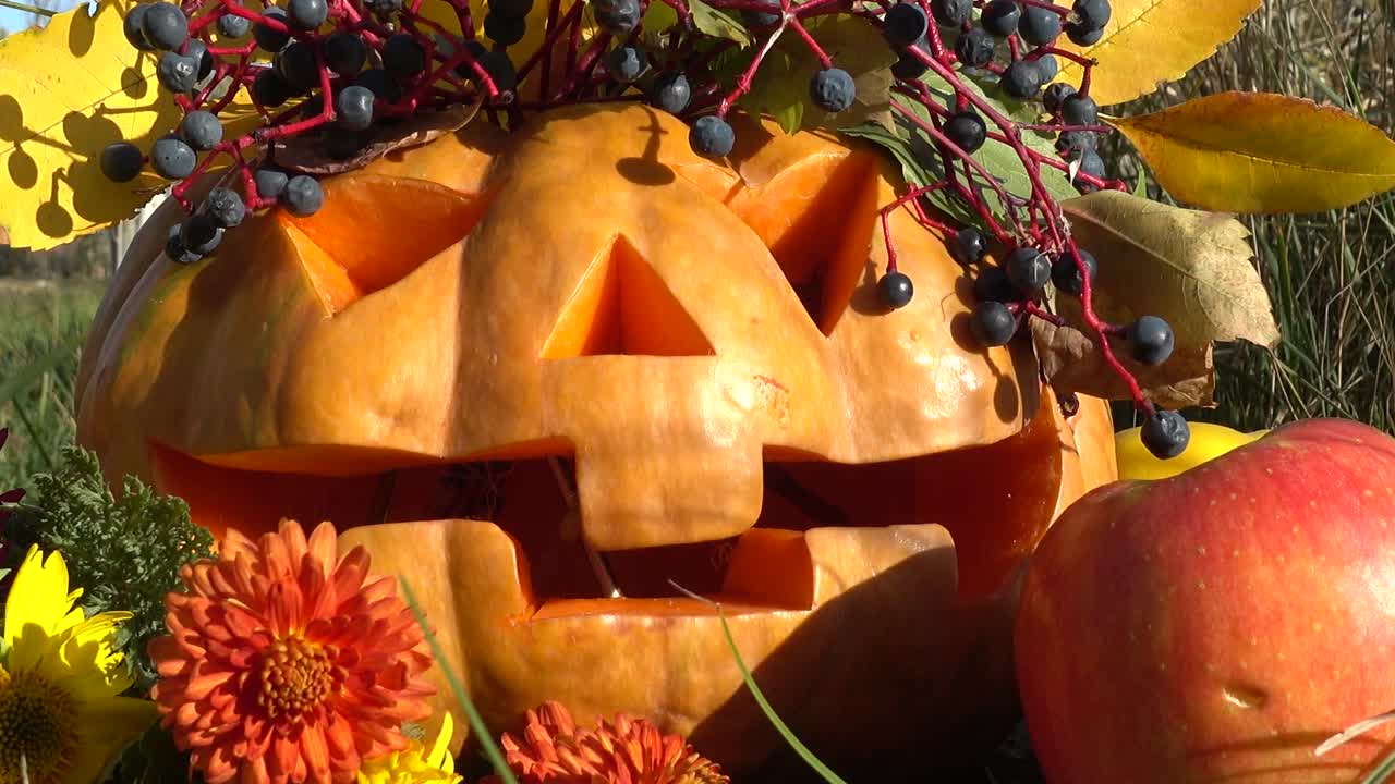 Calabaza espeluznante de Halloween. El monstruo se sienta en un tocón de árbol