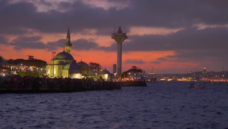 hermosa vista del atardecer de istanbul con personas caminando a lo largo del agua
