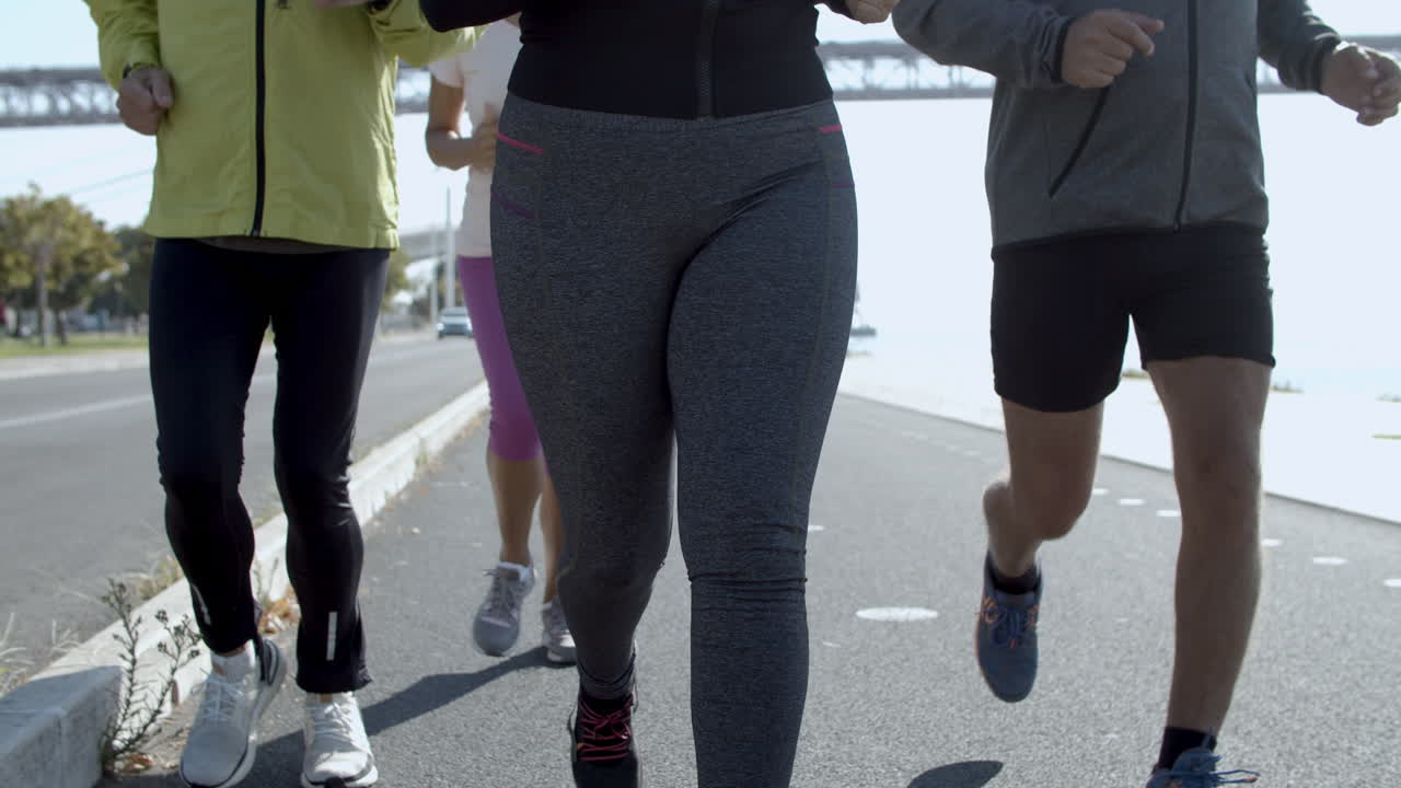 야외에서 함께 훈련하는 활동적인 사람들의 그룹