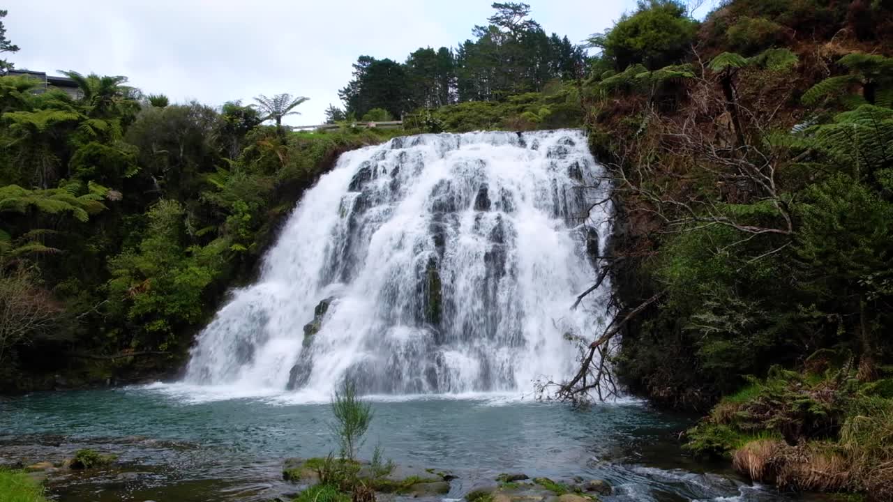 vista panorámica de las hermosas cascadas de owharoa rodeadas de flora y fauna nativas en nueva zelanda aotearoa