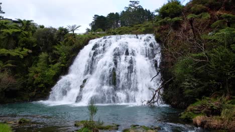 vista panorámica de las hermosas cascadas de owharoa rodeadas de flora y fauna nativas en nueva zelanda aotearoa