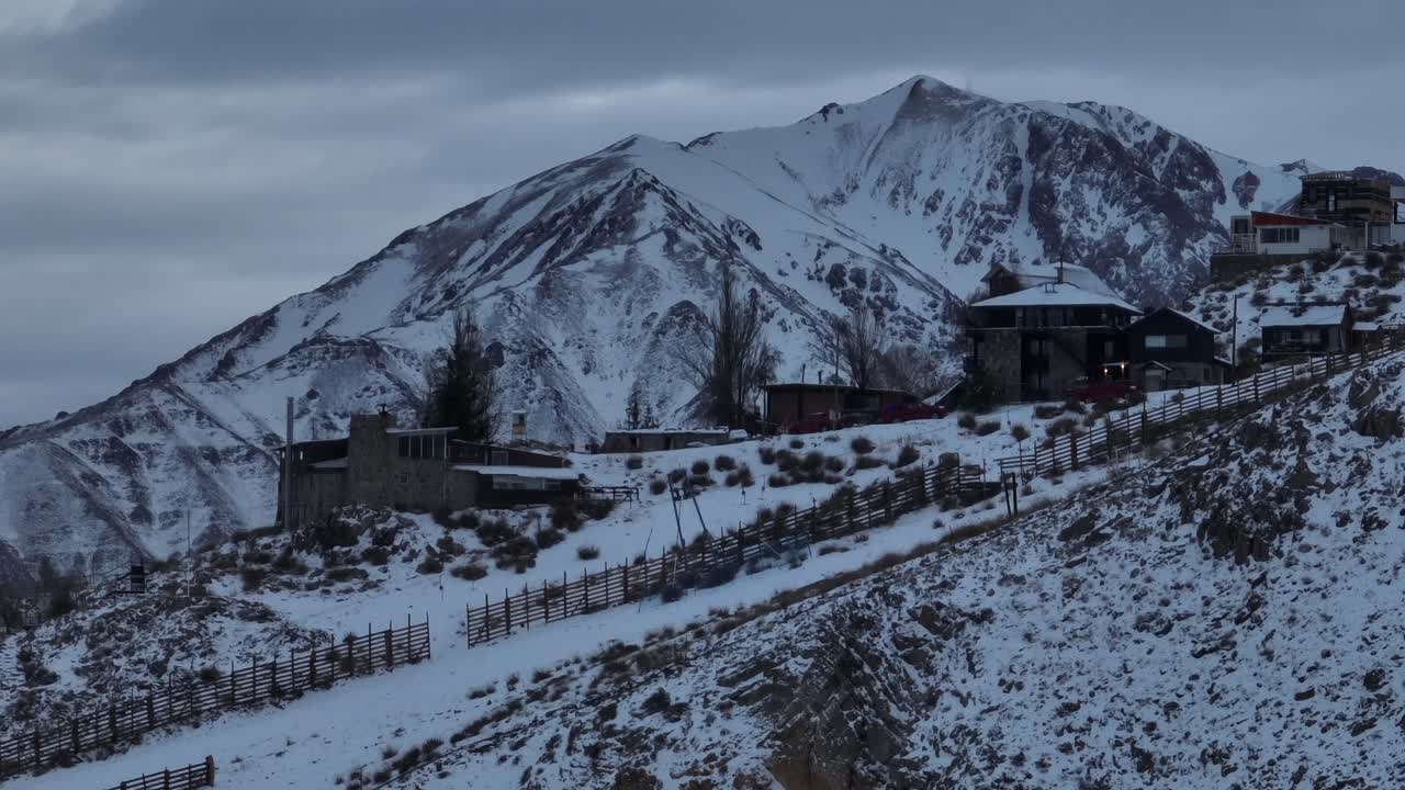 칠레 파렐로네에 지어진 산비탈 주택의 공중 시차 샷
