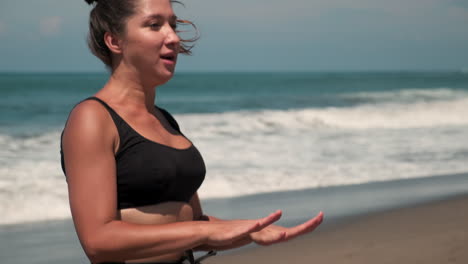 mujer haciendo ejercicio en la playa
