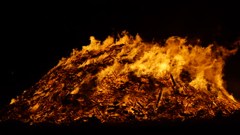 Plano-General-De-Una-Enorme-Hoguera-Ardiendo-En-Cámara-Lenta,-Filmada-En-180fps