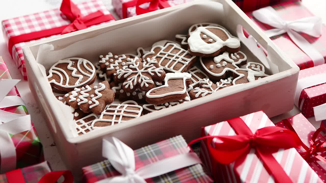 나무 상자에 넣은 맛있고 신선한 크리스마스 장식 진저브레드 쿠키