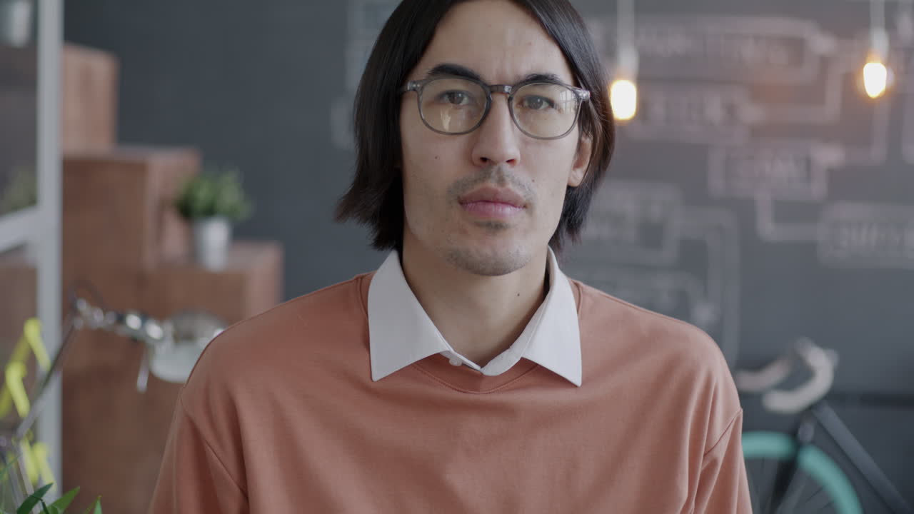 オフィスで働く男性のポートレート