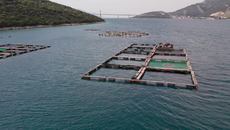 Luftaufnahme-Einer-Fischfarm-Im-Mittelmeer