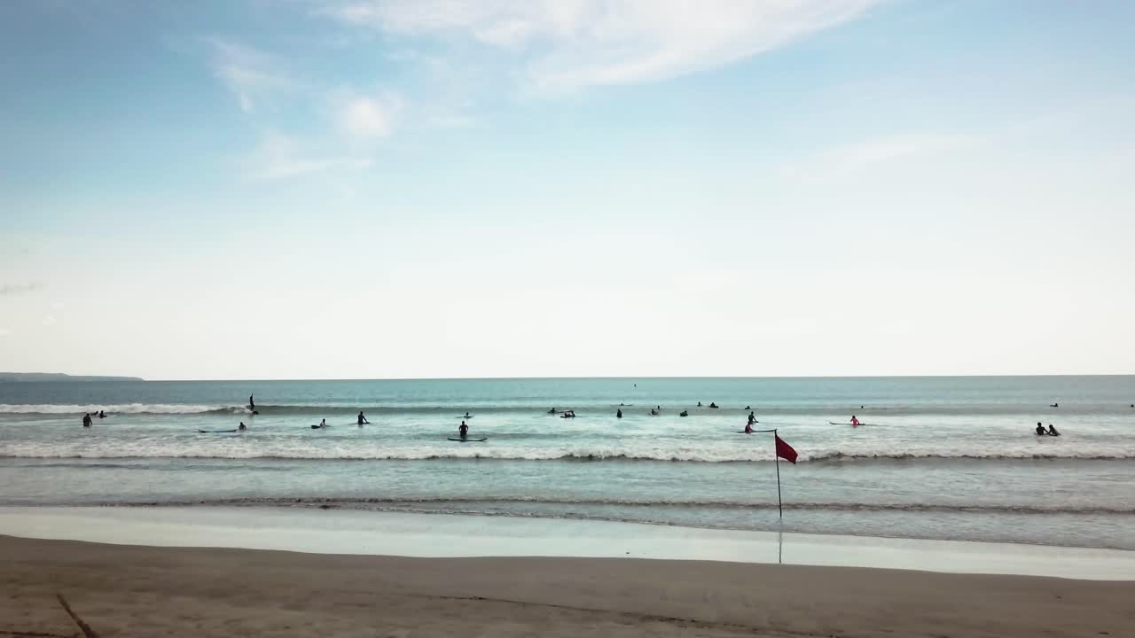 해변에 있는 서퍼들