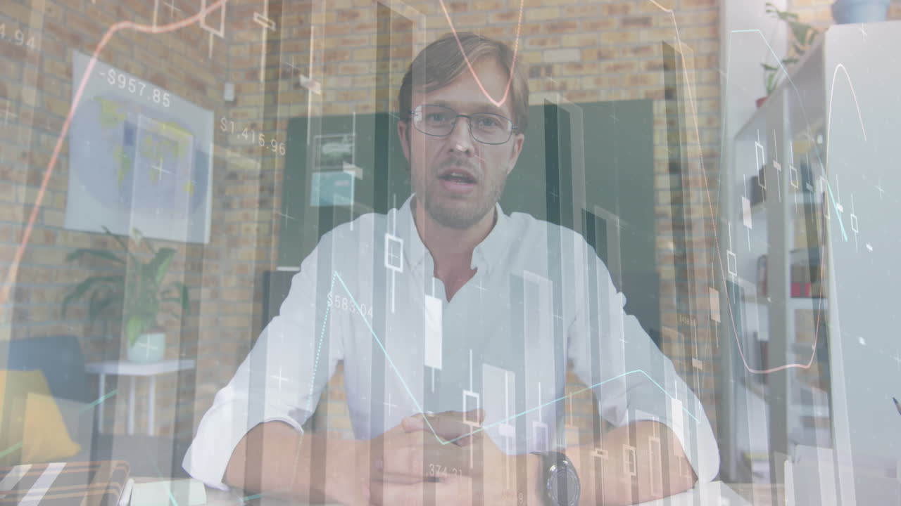 анимация обработки финансовых данных над кавказским бизнесменом, имеющим онлайн-встречу.