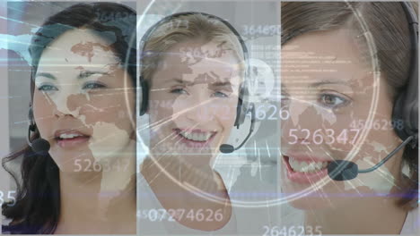 animación de tres pantallas con mujeres de negocios usando auriculares telefónicos, a través de red y procesamiento de datos