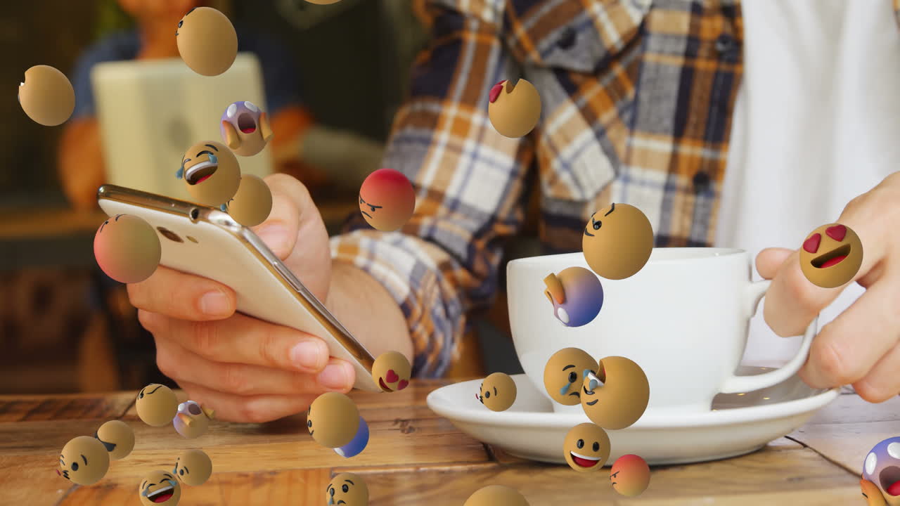 iconos de emoji con una mujer usando un teléfono inteligente en el fondo 4k