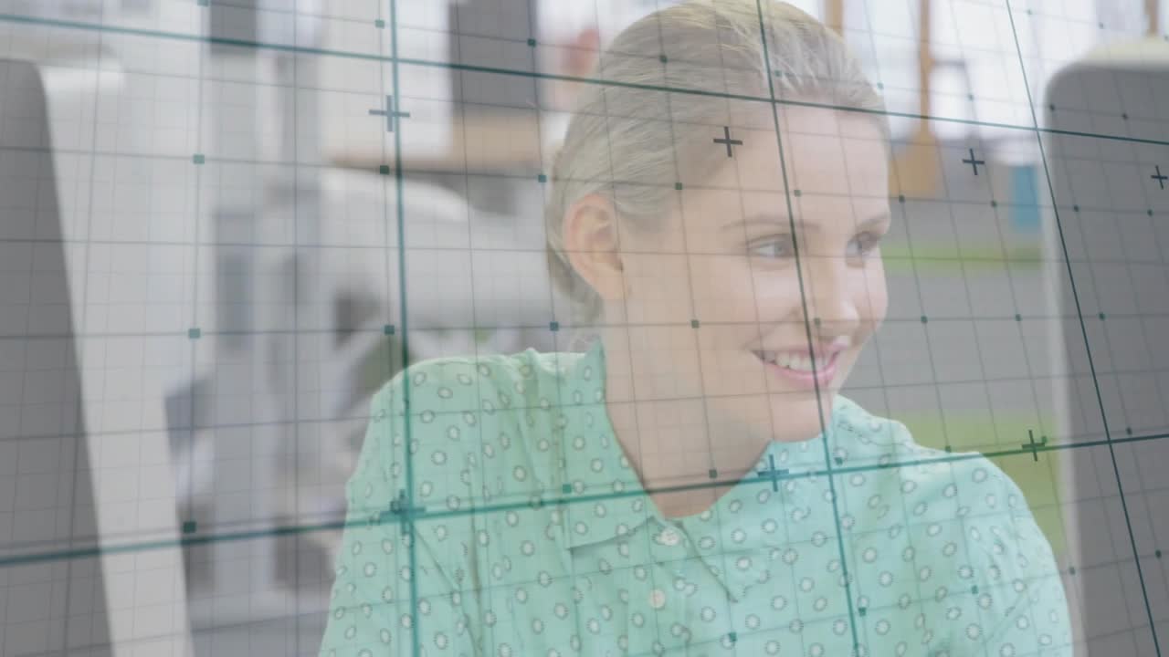 Frau am Computer studiert Seiten, ein Seitenwechsel verursacht eine leichte Gitterrotation und -verschiebung für das Modelltraining.