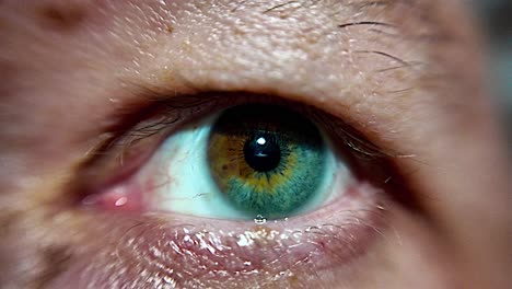 augen des jungen mannes, zwei farben rot und grau