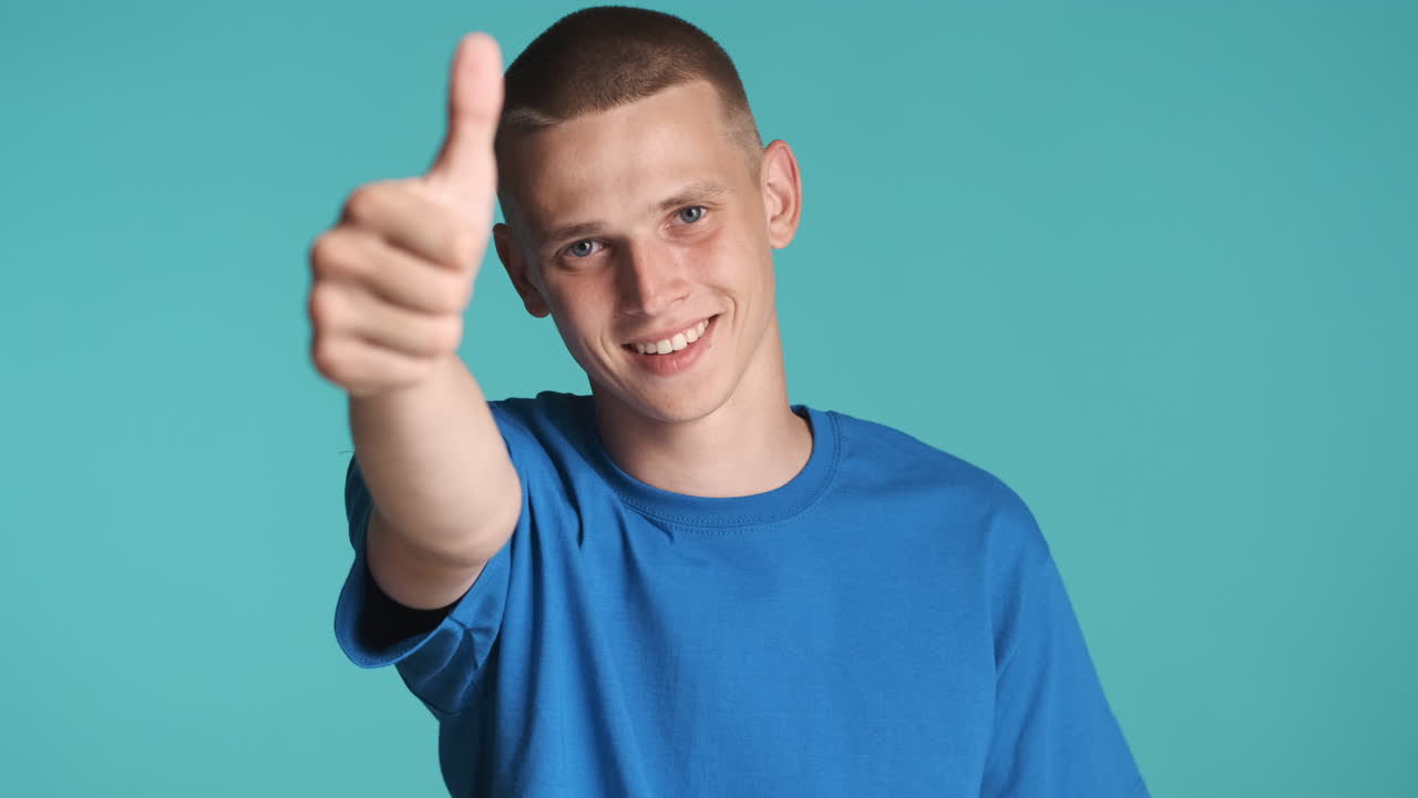 un tipo feliz levantando el pulgar.