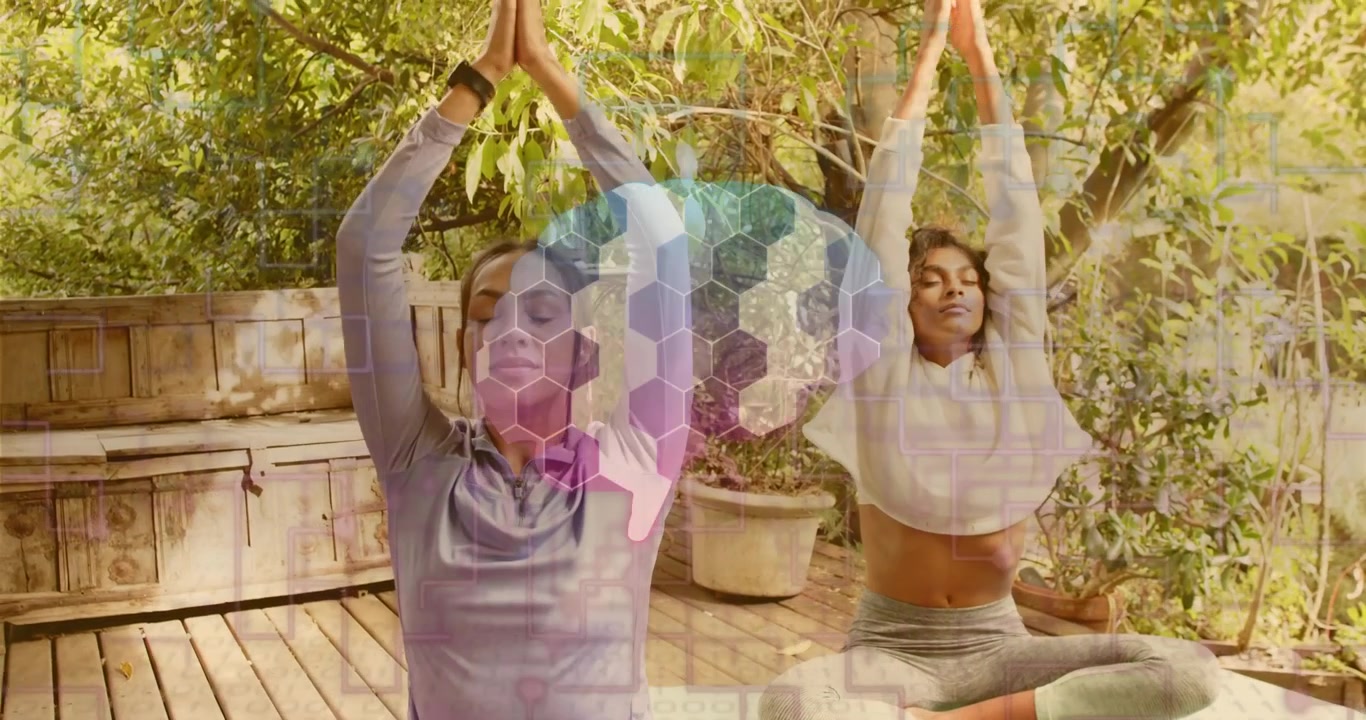 Donne che iniziano l'inspirazione, estendendo le braccia in posizione di preghiera sui tappetini e regolando lo smartwatch durante lo yoga per la salute.