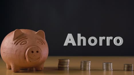 texto de ahorro en español y mano de un hombre blanco poniendo moneda en una alcancía de arcilla